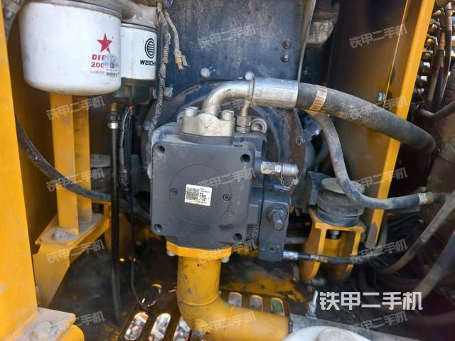 液压泵舱室正面整体（整机外观）