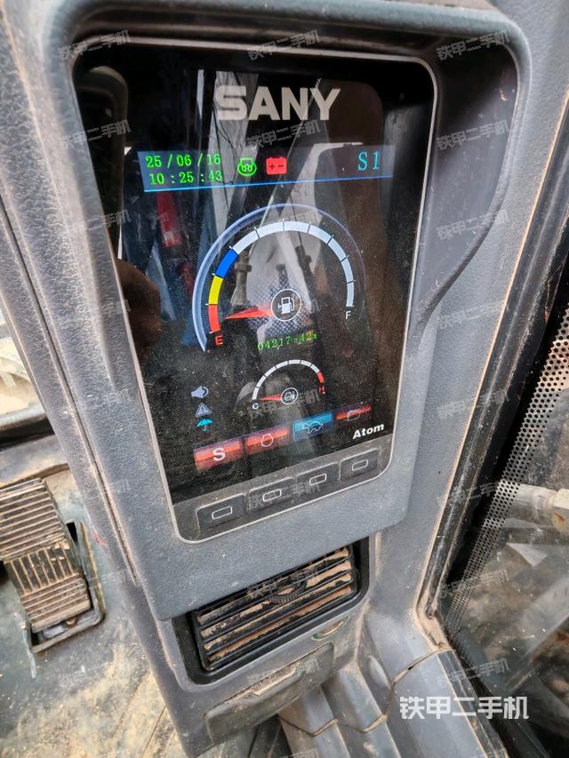 駕駛室頂部(整機外觀) 駕駛室頂部(整機外觀)