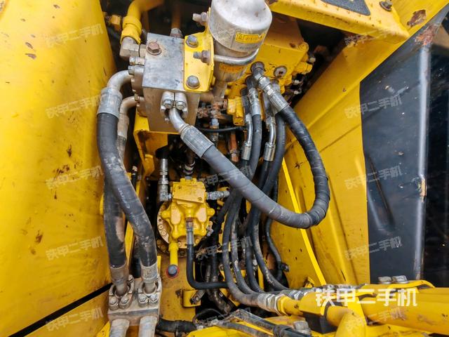 回转马达和主控阀（整机外观）