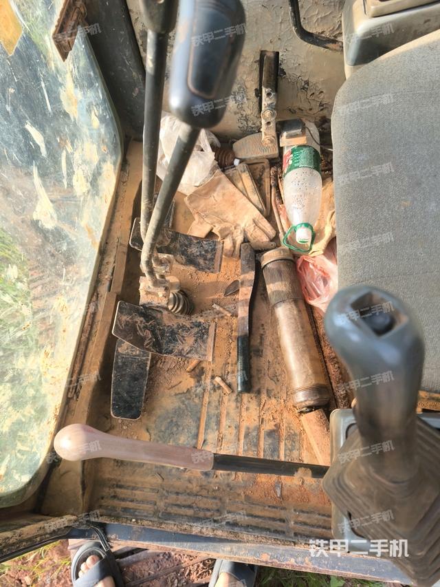 座椅右側(cè)控制臺(tái)/鑰匙門/油門/含右手柄（駕駛室部分）