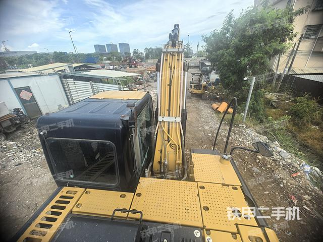 驾驶室顶部（整机外观）