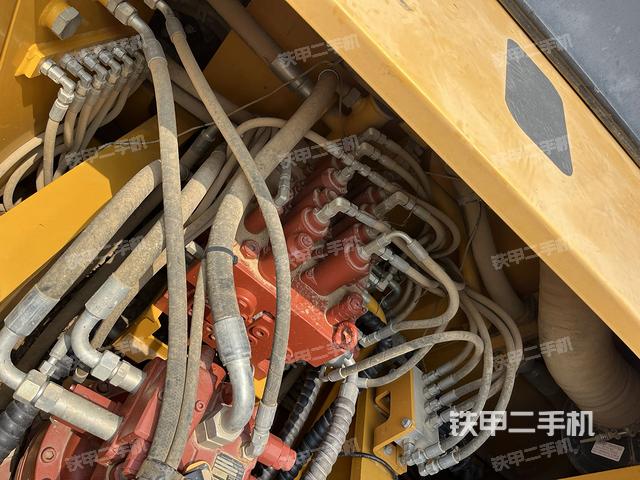 回转马达和主控阀（整机外观）