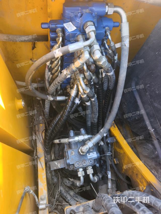 回转马达和主控阀（整机外观）