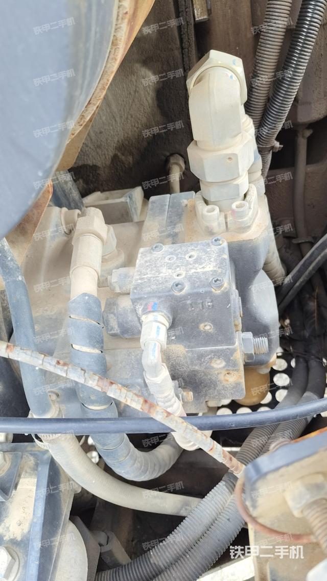 液压泵舱室正面整体（整机外观）