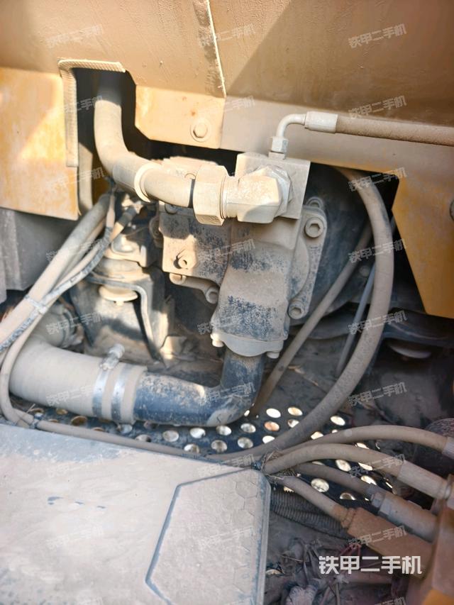 液压泵舱室正面整体（整机外观）