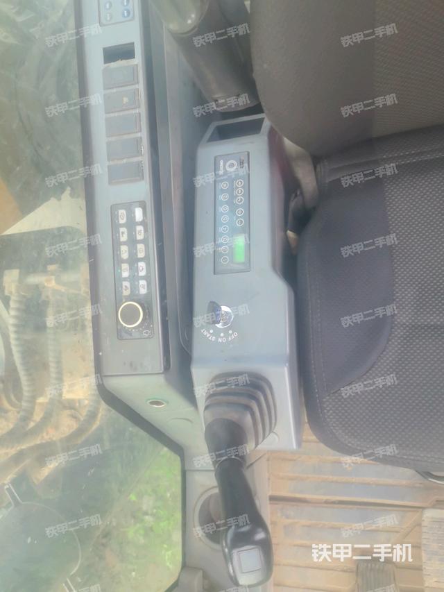 座椅右侧控制台/钥匙门/油门/含右手柄（驾驶室部分）