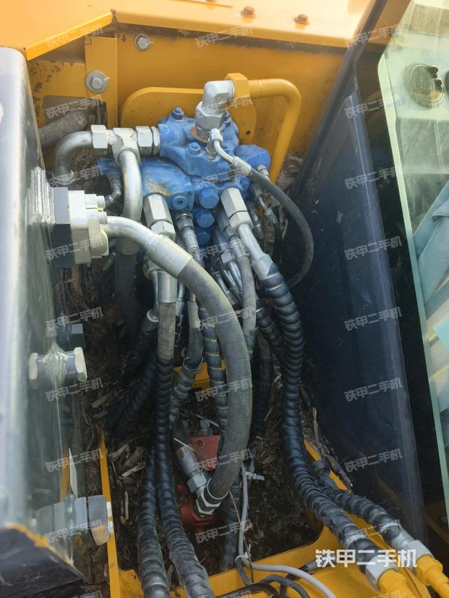 回转马达和主控阀（整机外观）