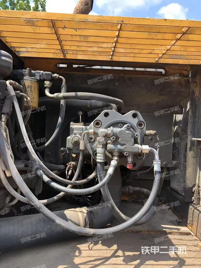 液压泵舱室正面整体（整机外观）