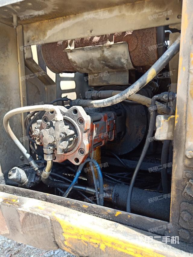 液压泵舱室正面整体（整机外观）