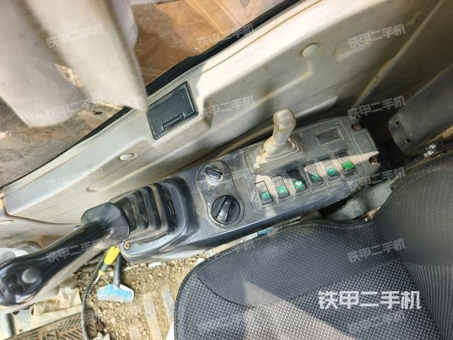 座椅右側控制臺/鑰匙門/油門/含右手柄（駕駛室部分）