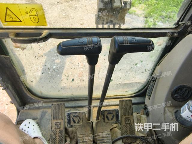 行走控制手柄和踏板?俯拍（駕駛室部分）