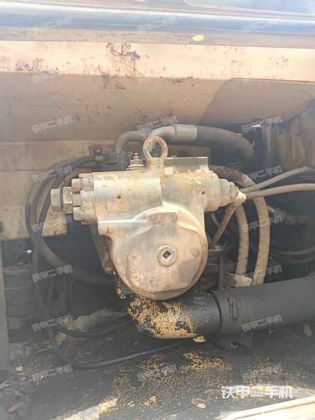 液压泵舱室正面整体（整机外观）