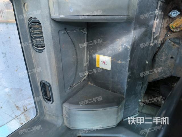 行走控制手柄和踏板 俯拍（驾驶室部分）