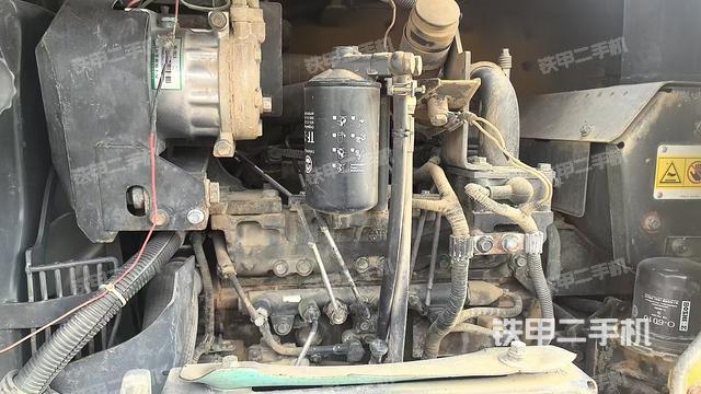 液压泵舱室正面整体（整机外观）