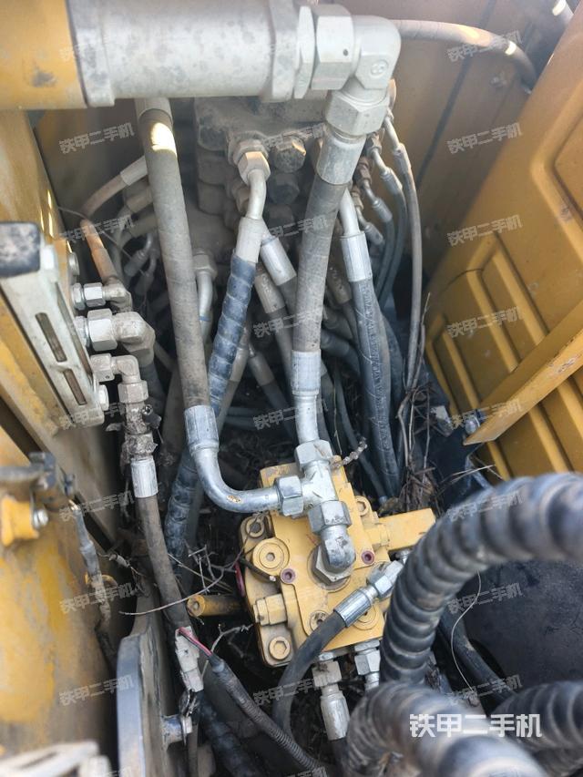 回转马达和主控阀（整机外观）