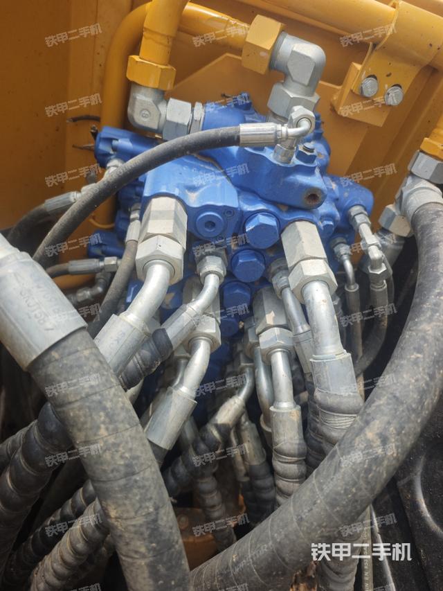 回轉(zhuǎn)馬達(dá)和主控閥（整機(jī)外觀）