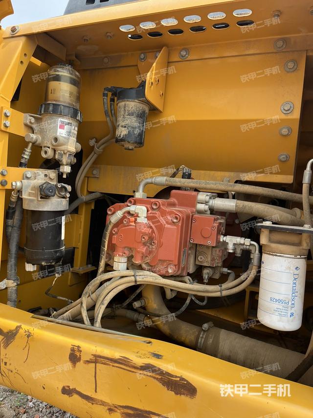 液压泵舱室正面整体（整机外观）