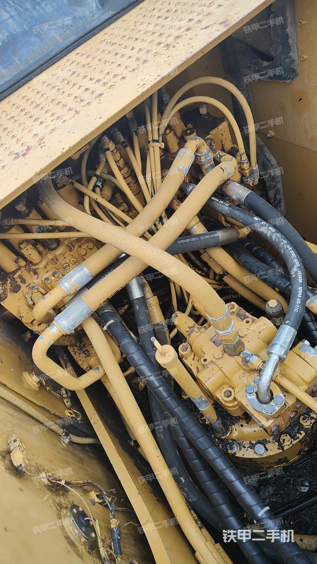 回转马达和主控阀（整机外观）