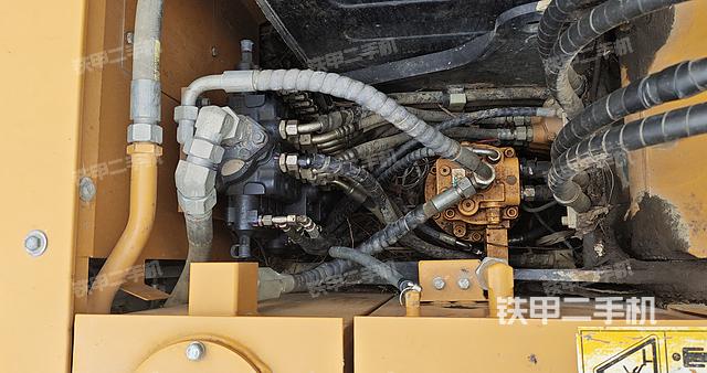 回转马达和主控阀（整机外观）