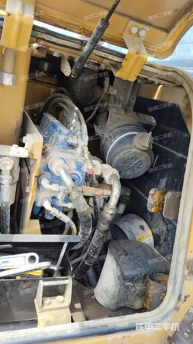 回轉(zhuǎn)馬達(dá)和主控閥（整機(jī)外觀）