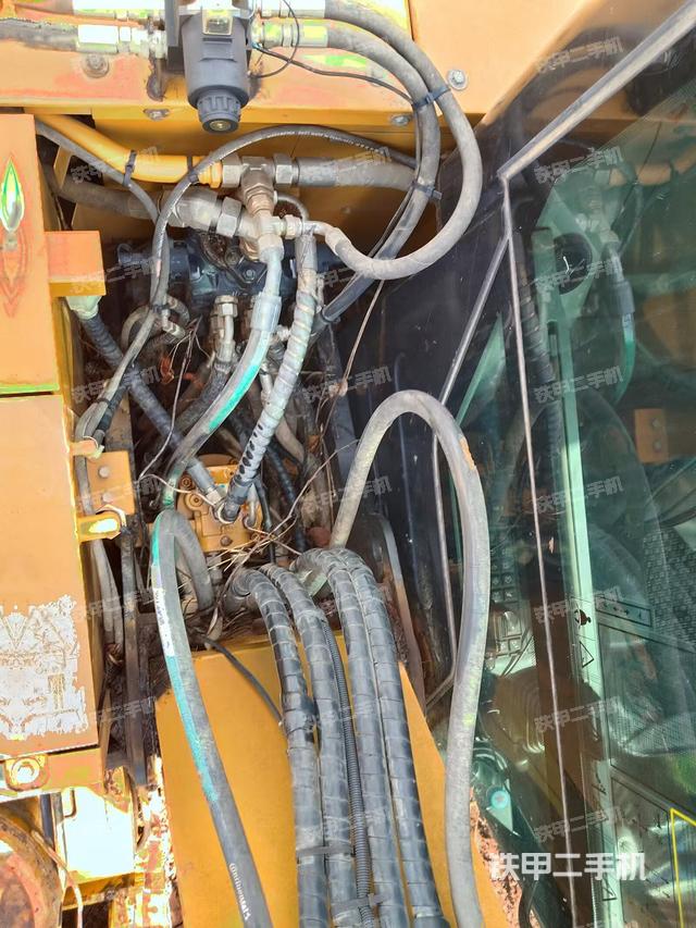 回转马达和主控阀（整机外观）