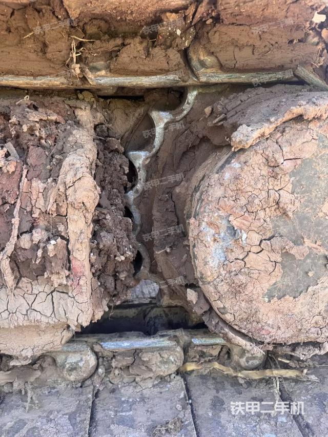 左驅(qū)動輪（行走機構(gòu)）