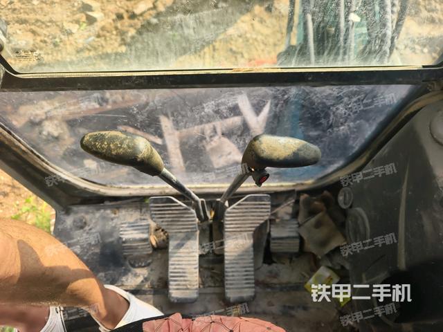 行走控制手柄和踏板 俯拍（驾驶室部分）