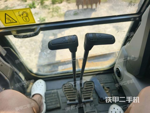 行走控制手柄和踏板?俯拍（駕駛室部分）