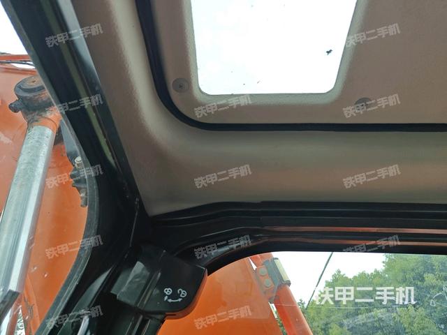 行走控制手柄和踏板?俯拍（駕駛室部分）