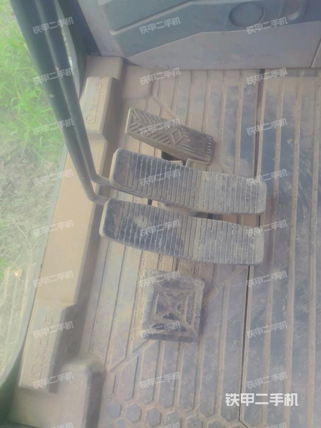 行走控制手柄和踏板 俯拍（驾驶室部分）