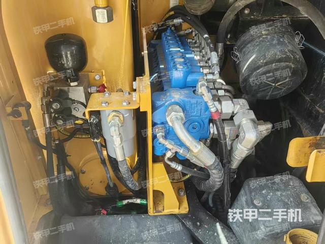 回转马达和主控阀（整机外观）