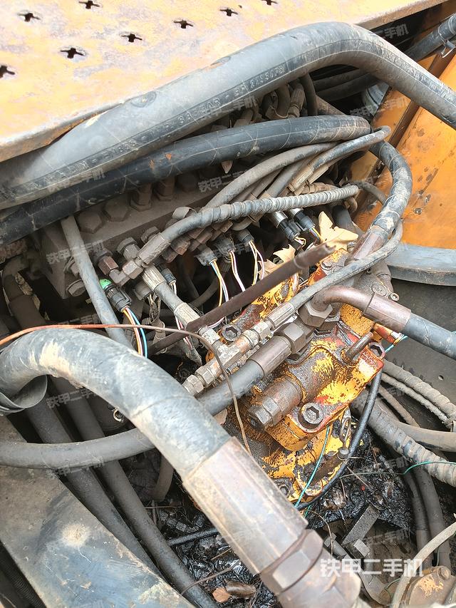 回转马达和主控阀（整机外观）