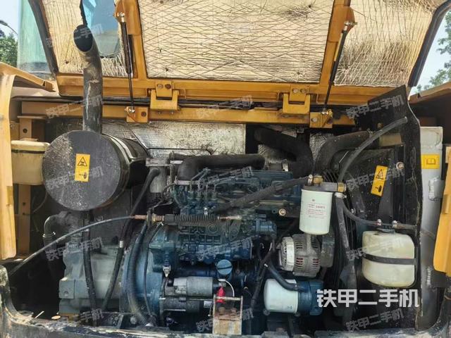 液压泵舱室正面整体（整机外观）