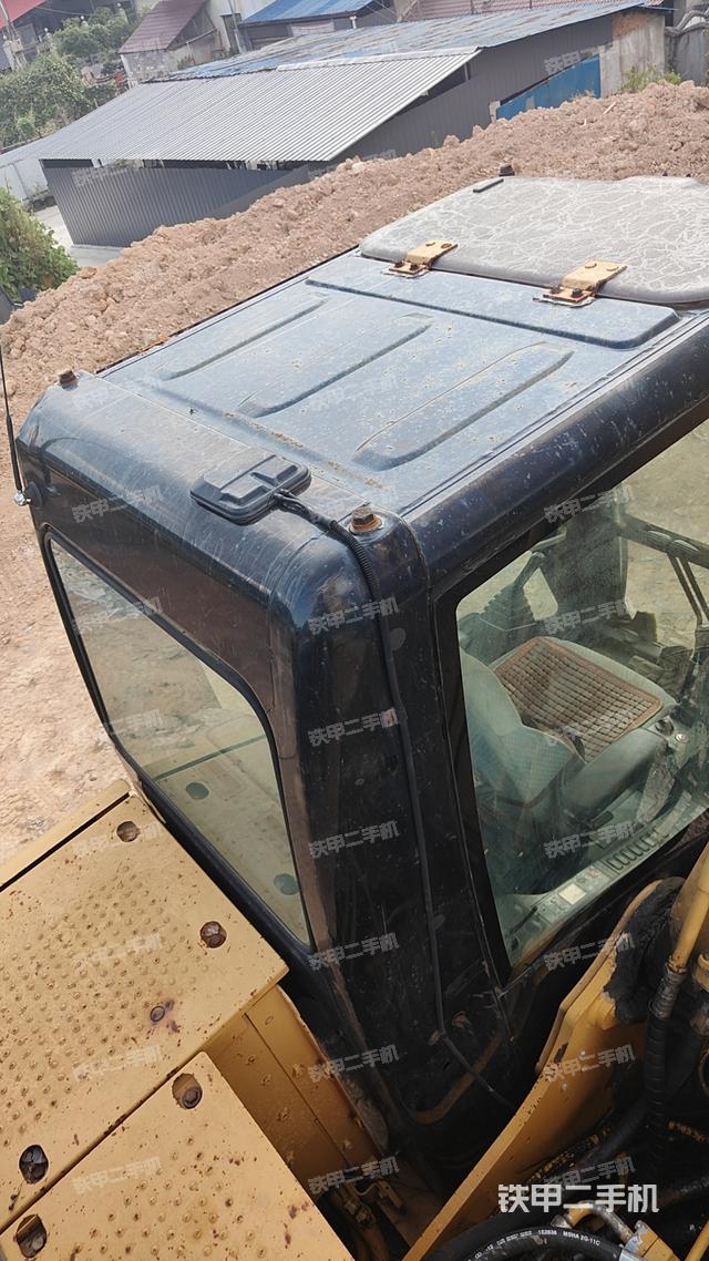 驾驶室顶部（整机外观）