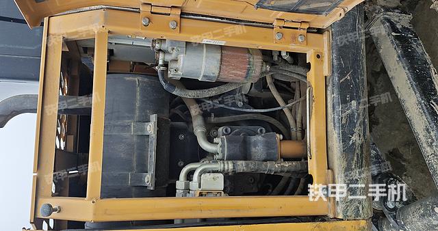 液压泵舱室正面整体（整机外观）