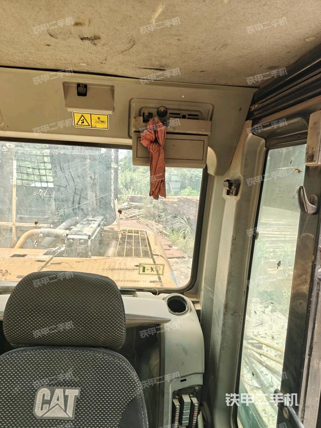 行走控制手柄和踏板?俯拍（駕駛室部分）