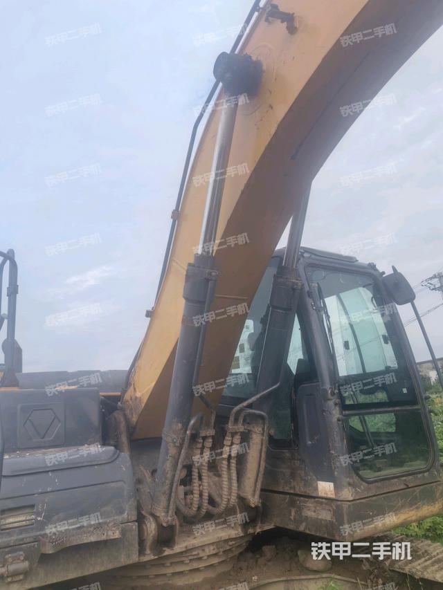 大臂油缸整体 竖拍（工作和回转装置）