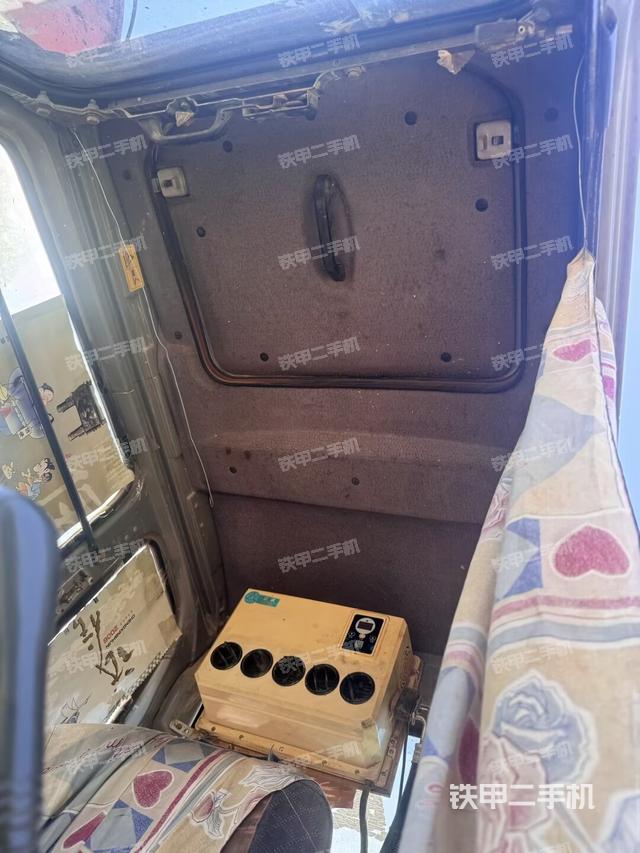 后窗玻璃角標（駕駛室部分）