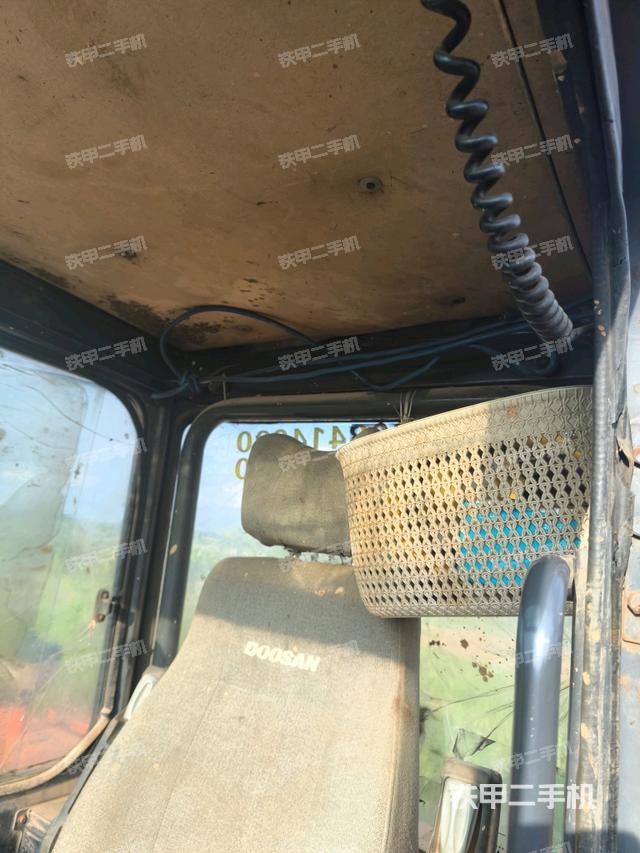 行走控制手柄和踏板?俯拍（駕駛室部分）