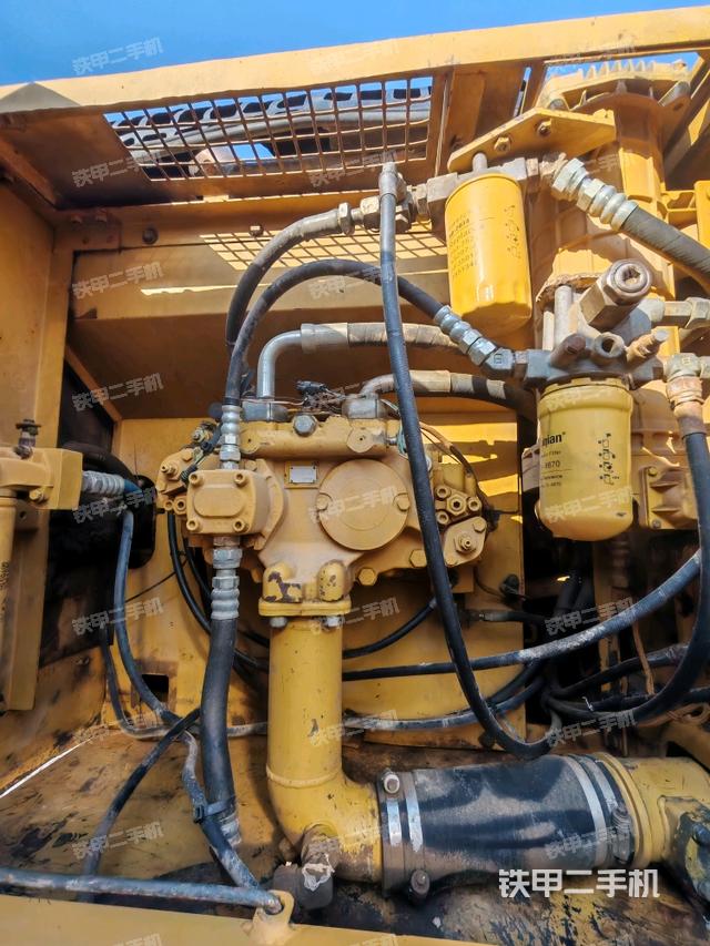 液压泵舱室正面整体（整机外观）