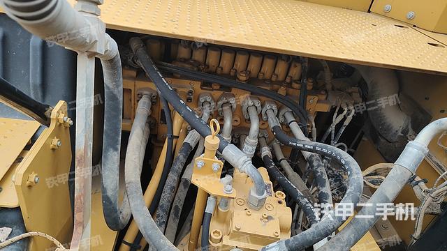 回转马达和主控阀（整机外观）