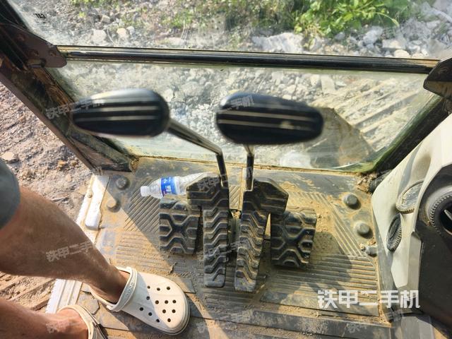 行走控制手柄和踏板?俯拍（駕駛室部分）