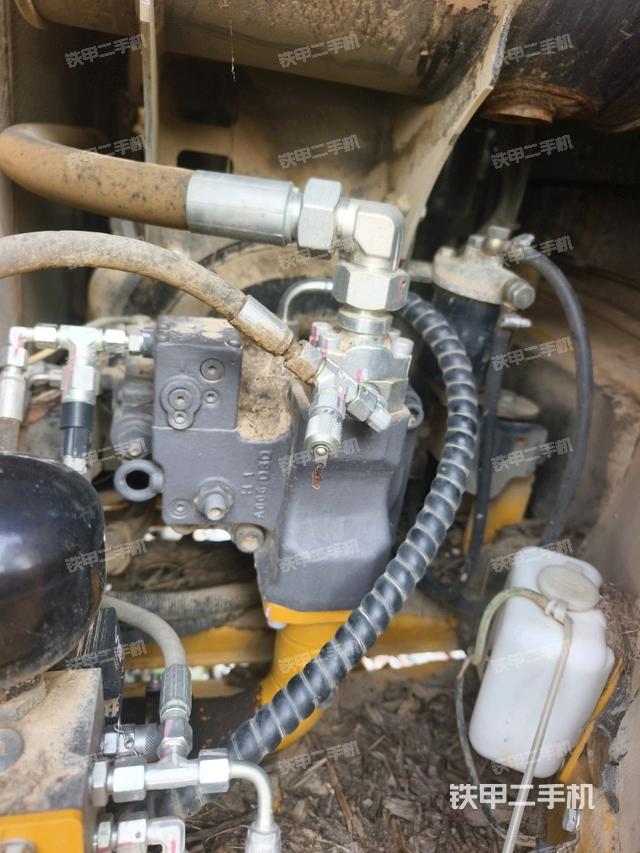 液压泵舱室正面整体（整机外观）