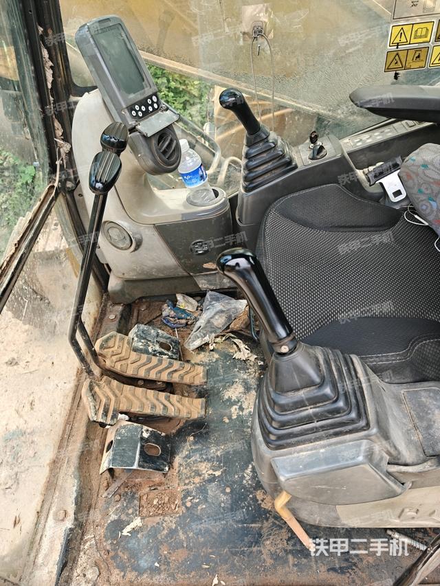 左后方玻璃角標(biāo)（駕駛室部分）