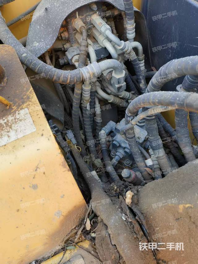 回转马达和主控阀（整机外观）