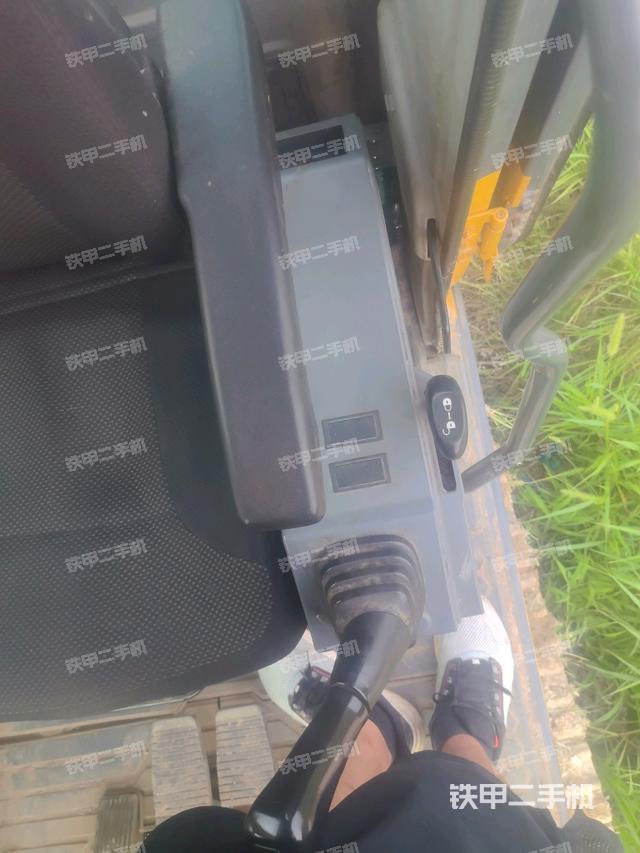 座椅左侧控制台/音响/含左手柄（驾驶室部分）