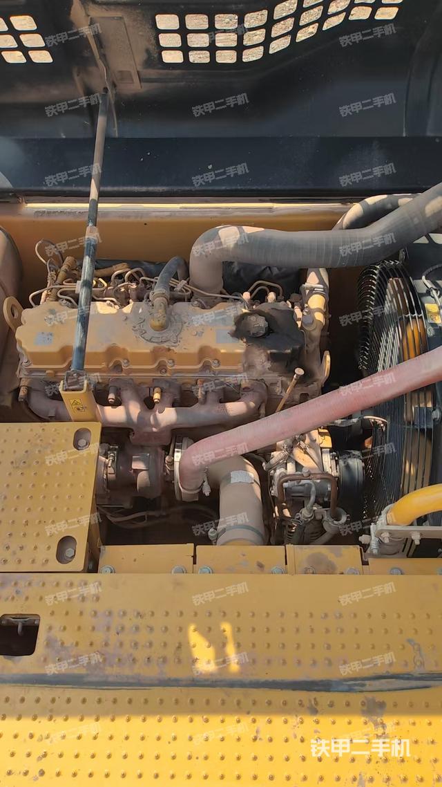 液压泵舱室正面整体（整机外观）