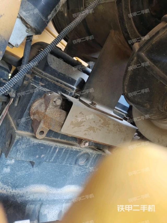 发动机左侧全景（压路机发动机舱）