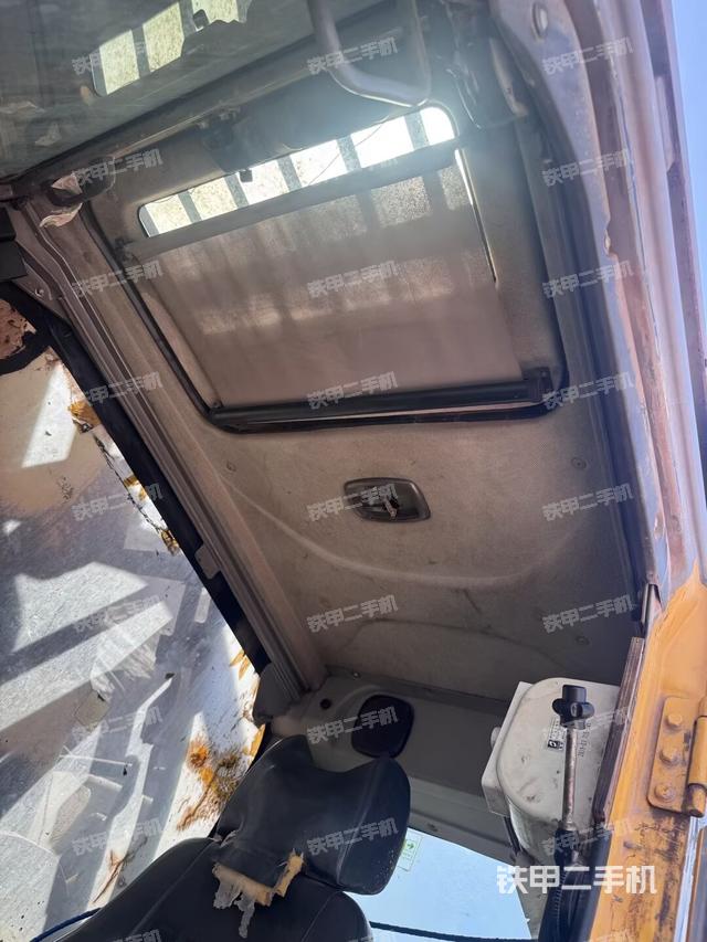 行走控制手柄和踏板 俯拍（驾驶室部分）