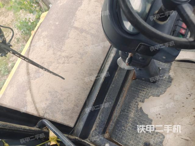 驾驶室内座椅、仪表操作手柄全景（压路机驾驶室）